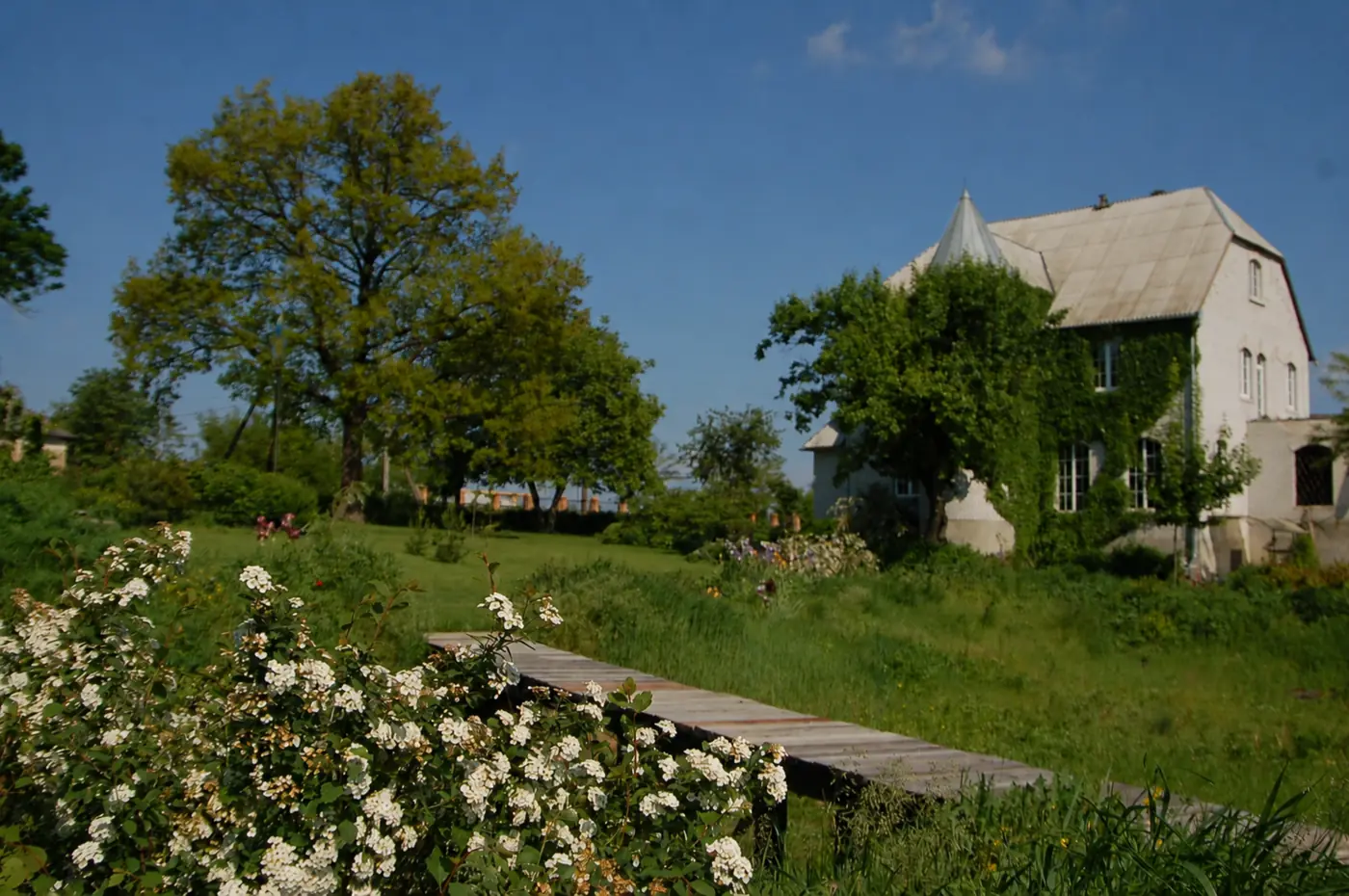 Terraced garden with the residence beyond