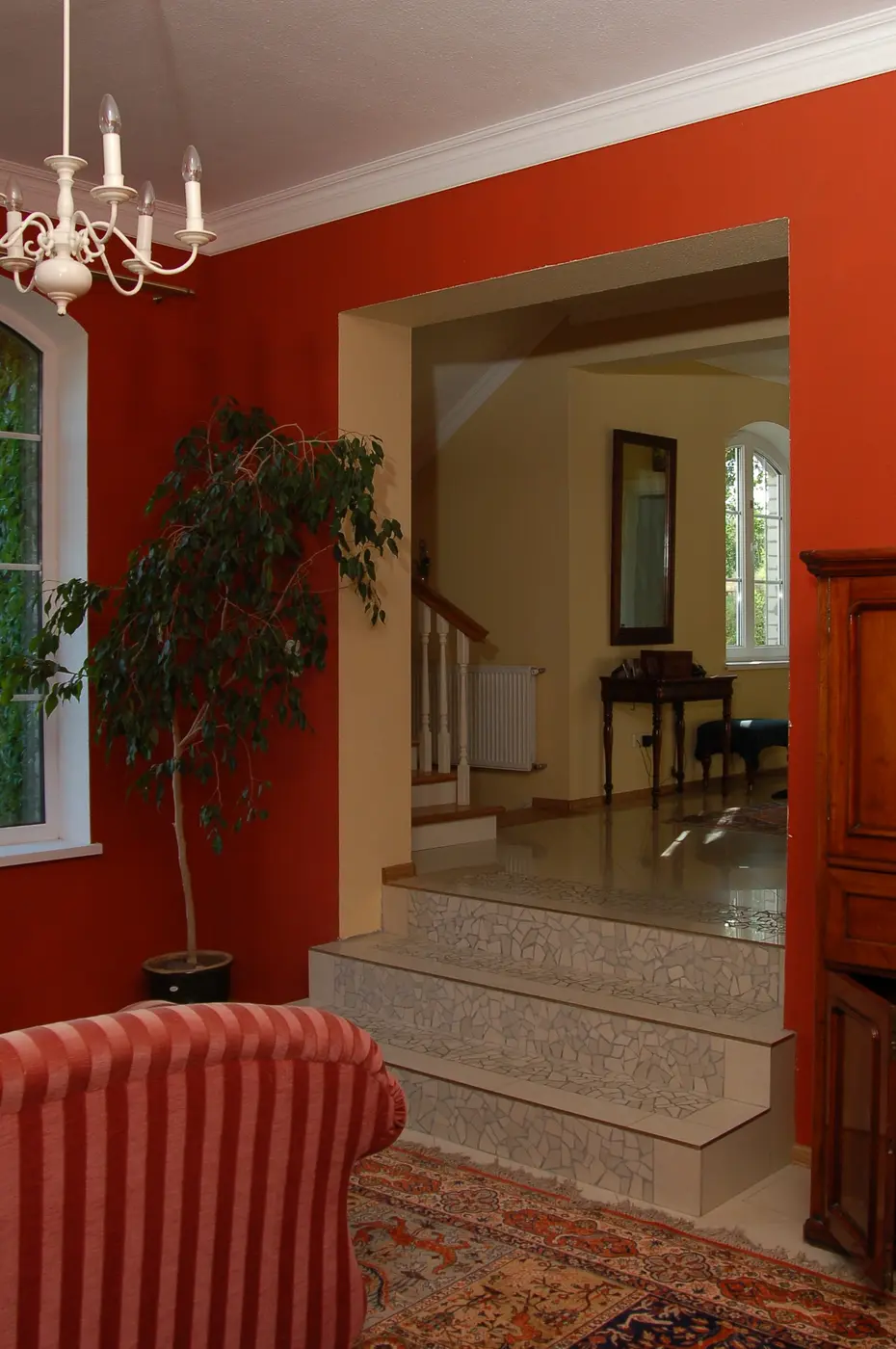 Change of level between connected interior rooms